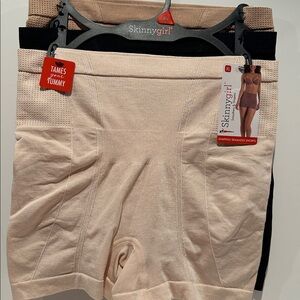 NWT Skinny Girl Shaping Seamless (3) Piece Shorts that tames your tummy.